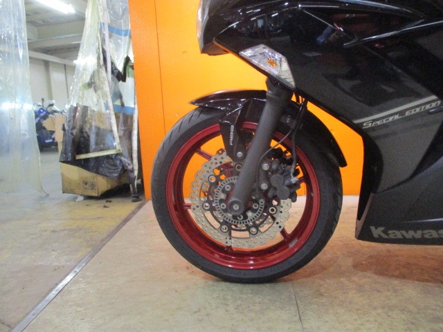 ＡＢＳ装備にしかないこのエボニーフラットカーボンカラー！ホイールも純正で赤！！